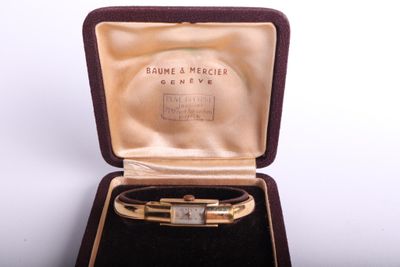 une photo d'un bracelet en or dans un écrin, sur fond blanc