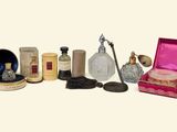 de nombreux parfums différents dans une boîte rose