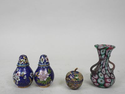 trois vases et un petit vase posés les uns à côté des autres sur une table