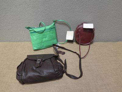un sac à main et un téléphone portable posés sur une table