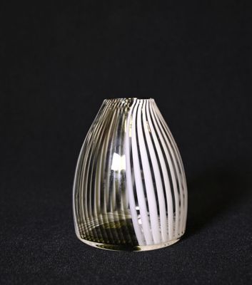 Attribué à Dino MARTENS. Vase bulbe en verre filigranné.