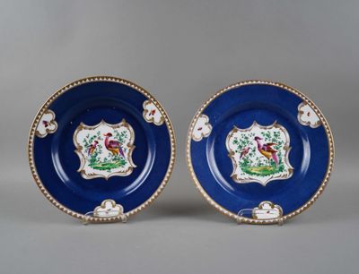 2 assiettes en porcelaine, décor aux oiseaux.
