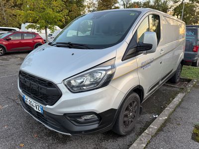 La camionnette argentée est garée sur le bord de la route.