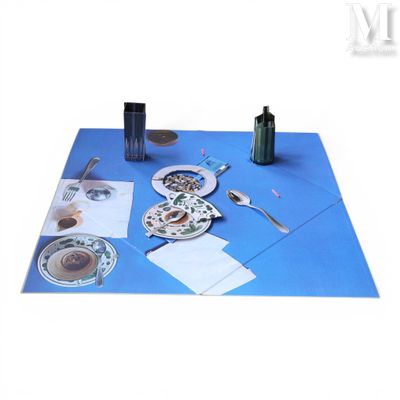 une nappe bleue sur laquelle sont posées des assiettes et des cuillères