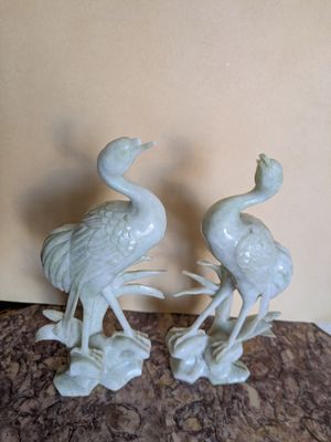 deux oiseaux blancs posés sur une table