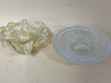 un récipient en plastique et un autre récipient en plastique posés sur une table