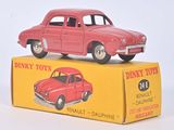 une petite voiture rouge posée sur une boîte