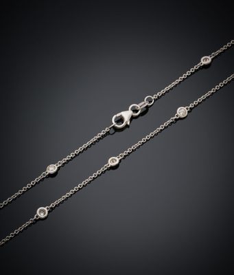 une paire de bracelets à chaîne en argent sertis de diamants sur fond noir