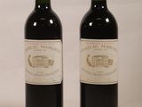 deux bouteilles de vin rouge posées l'une à côté de l'autre sur une table
