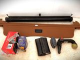 le contenu d'un pistolet, le pistolet lui-même et d'autres objets éparpillés sur le sol
