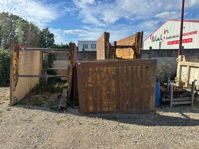 un tas de vieilleries devant un immeuble, au bord de la route