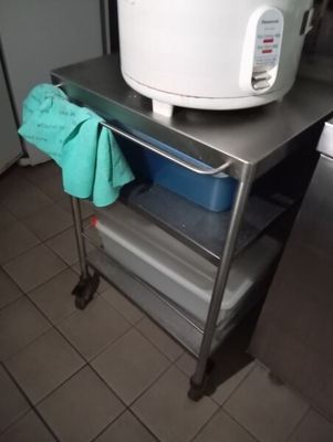 une grande casserole posée sur une table en métal