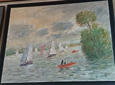 un tableau représentant des voiliers sur l'eau, avec des arbres en arrière-plan