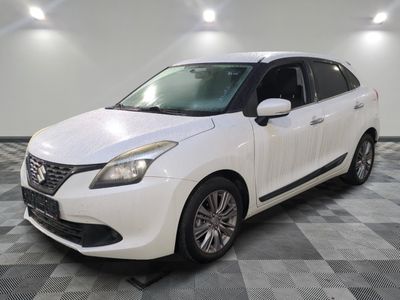 la voiture blanche est garée sur un carrelage à carreaux