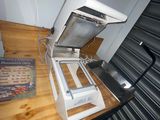 une image représentant un ordinateur posé sur un bureau, avec un disque dur