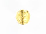 une image d'une bague en or sur fond blanc