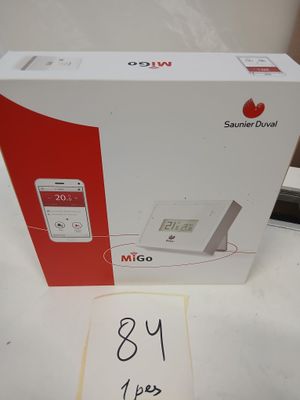 emballage d'un téléphone portable blanc et rouge posé sur une table blanche
