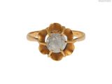 une image d'une bague en or avec un diamant au centre