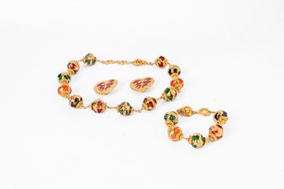 un gros plan sur une paire de bracelets et un collier