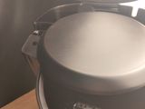 un pot posé sur une table