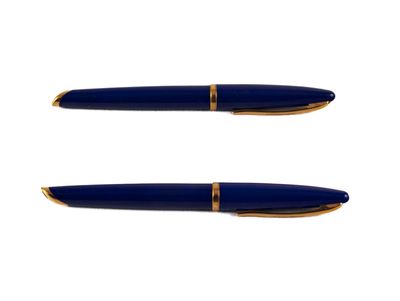 deux stylos bleus avec des finitions dorées sur fond blanc