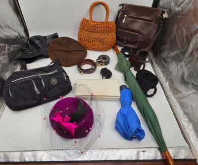 de nombreux sacs et sacs à main posés par terre