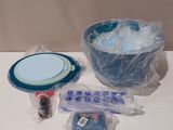 une table sur laquelle se trouvent un bol, une assiette et d'autres objets