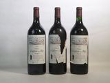 trois bouteilles de vin posées l'une à côté de l'autre sur une table