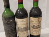 trois bouteilles de vin sont alignées sur une table