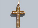 un pendentif en forme de croix en or et perles