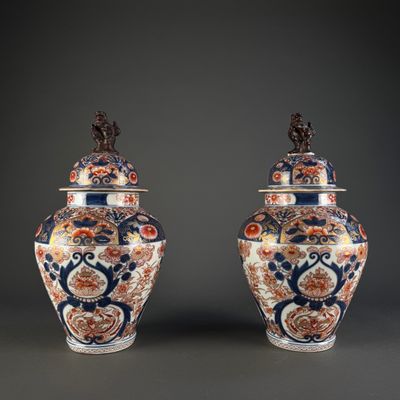 paire de grands vases chinois avec couvercles, décorés de fleurs et d'oiseaux