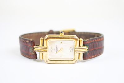 l'image d'une montre-bracelet avec un bracelet en cuir marron