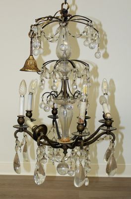 Petit lustre cage à pampilles à huit lumières.