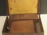 une valise marron avec une doublure jaune à l'intérieur