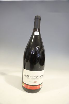 une bouteille de vin posée sur une table