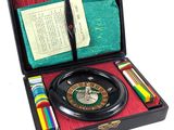 un coffret en bois contenant une roulette et d'autres objets
