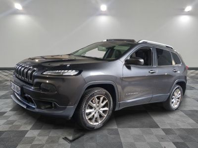 La Jeep Cherokee est garée dans une grande pièce au sol carrelé à damier.