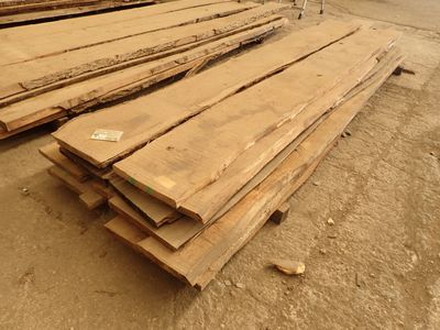 plusieurs morceaux de bois sont empilés les uns sur les autres par terre