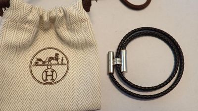 un sac contenant divers objets