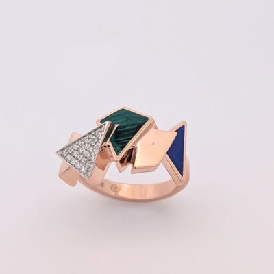 un gros plan d'une bague sertie de diamants et d'une pierre verte
