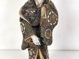 une figurine représentant une femme vêtue d'un kimono