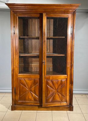 une image d'une armoire en bois avec des portes en verre