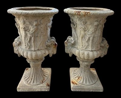 deux vases placés côte à côte sur un fond noir