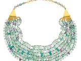 un collier à plusieurs rangs composé de perles vertes et violettes