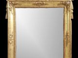 un miroir posé sur un pied, avec un fond noir