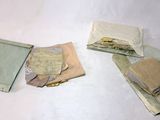 une liasse de billets posée sur une table blanche
