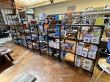 une pièce remplie de nombreux objets différents