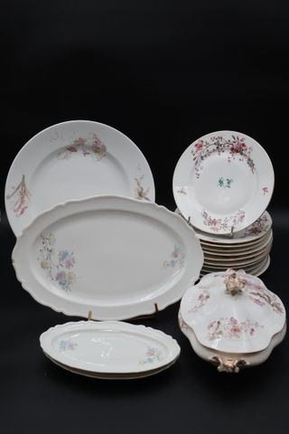 Porcelaine : plat ovale, deux raviers, plat rond, 8 assiettes mon...