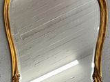 un miroir accroché au mur d'une pièce