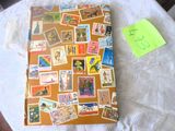 une feuille de papier sur laquelle sont collés des timbres, posée sur une table